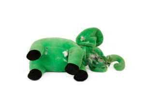 filhote de bulldog ingles elefante verde