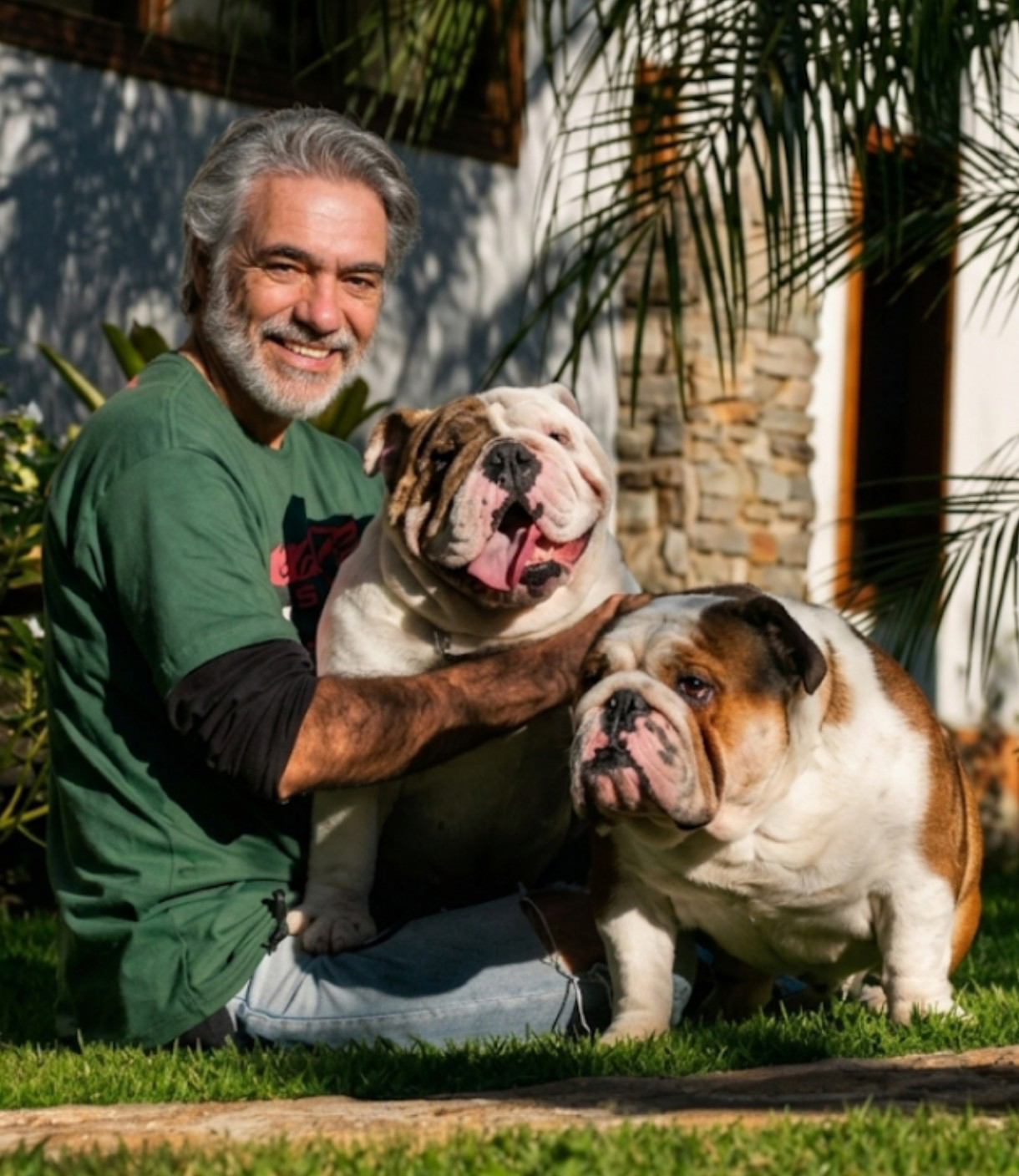 Criador do Canil Duas Marias acompanhado de Bulldogs Ingleses